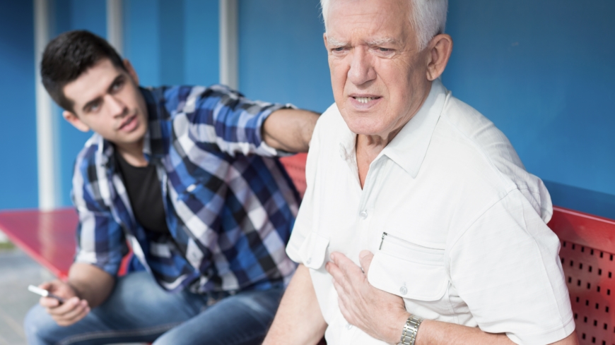 Med appen ska den som hjälper någon som drabbats av plötsligt hjärtstopp även kunna lokalisera hjärtstartare snabbt och enkelt. Foto: Shutterstock